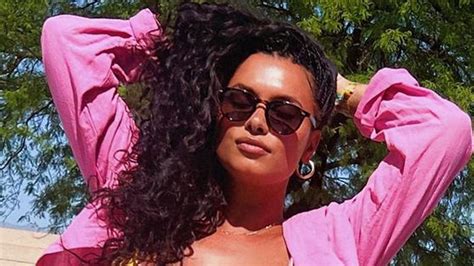 Joy Taylor has ‘certified glow’ in daring new poolside。